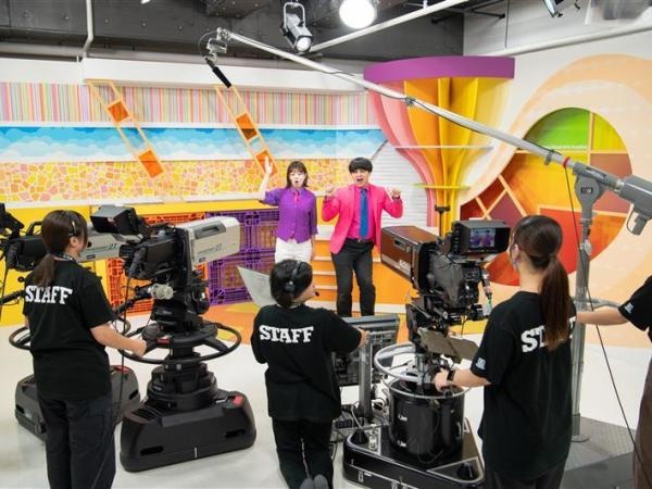 授業は学内のスタジオや機材を使用し、外部のゲスト講師の方や非常勤の先生とともに行っています。あなたの得意をぜひ活かしてください。