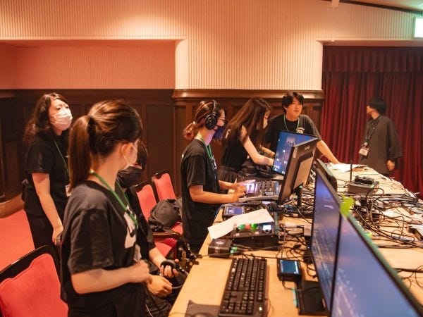 時には、学外の会場を借りての実習やイベント、上映会を開催します。座学だけではなく、映像業界で働くための実践的な教育を提供しています。