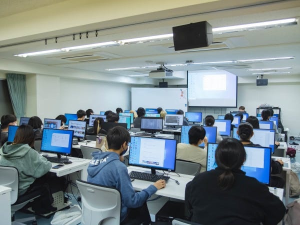 昨今の「動画」分野や映像業界におけるCG/VFX需要の高まりに伴い、各種コンピュータやソフトウェアも取りそろえた最新の設備を整えています。