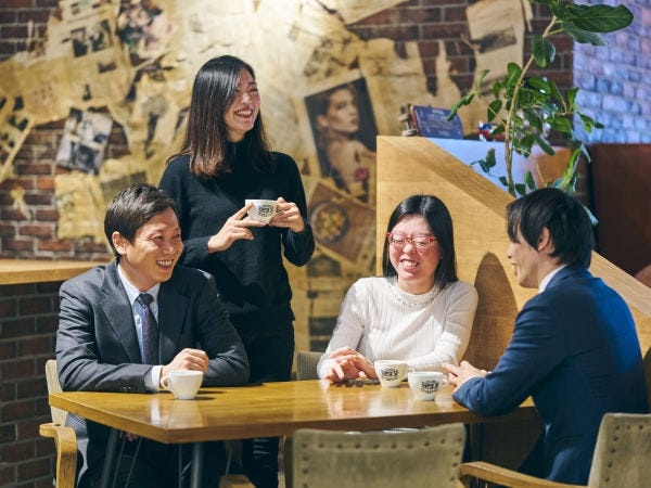 お互いを尊重し認め合う社風だからこそ居心地もよく、直近3年の定着率は90％。チーム一丸となって目標に向かうため、やりがいも大きい仕事です。