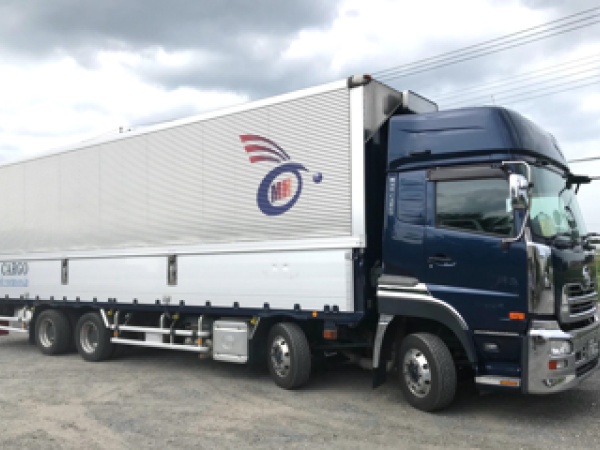 10tトラックドライバー（航空貨物配送）正社員募集