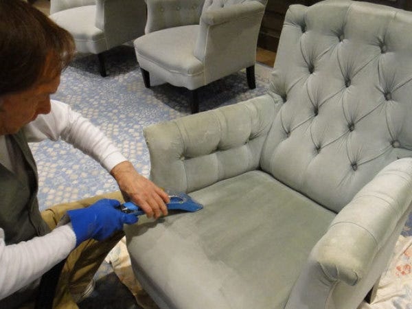 店舗の椅子クリーニングの作業風景です