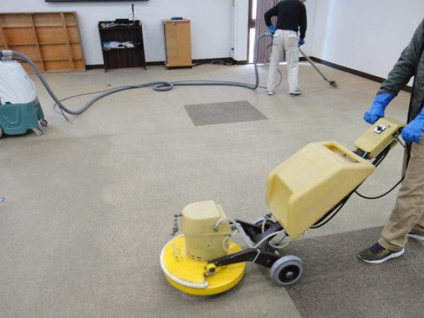 会議室のカーペットクリーニングの作業風景です