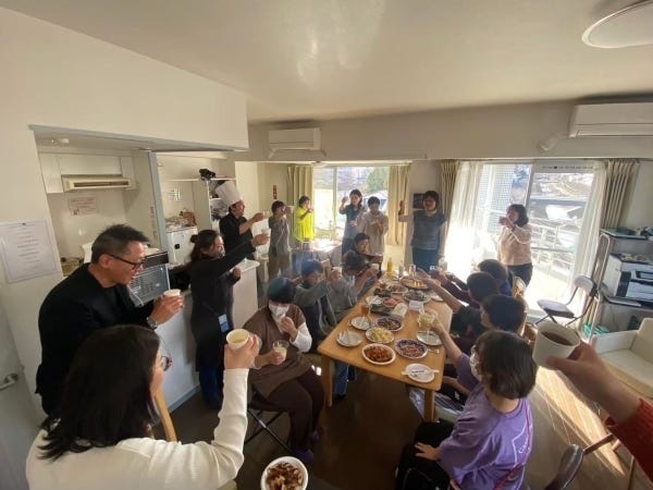 月一度の、出張シェフを呼んでの食事会の乾杯シーン。スタッフ同士が互いの頑張りを労いあいながら、楽しい時間を過ごします。