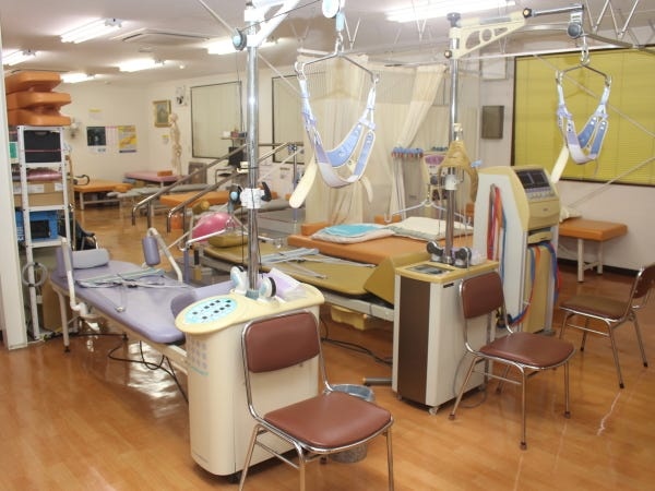 2Fは、リハビリと物理療法を行っています。