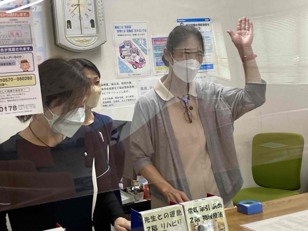 感染対策のため、しっかりマスクをしていますが、マスクの下は、いつも笑顔です。