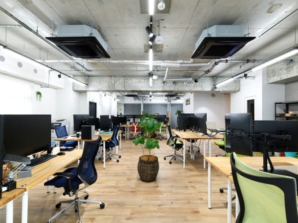 フリーアドレス制を採用しており、メンバー同士のコミュニケーションも取りやすい環境です。