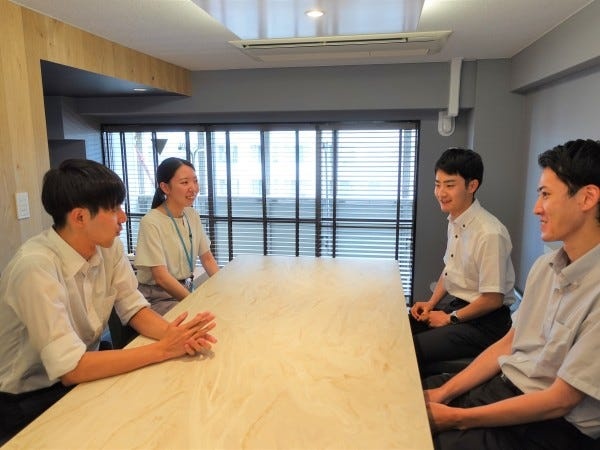 業務部門の平均年齢は35歳！特にマネージャ―職は20代を中心に若手が活躍中！