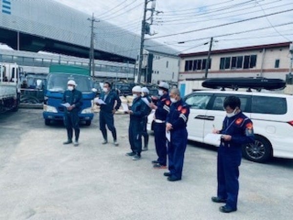 現場事務所での作業前打ち合わせ