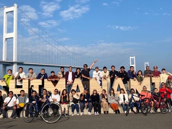 こちらは社員旅行で広島・愛媛に行った時の写真です。60周年記念の時にはラスベガスに行ったことも。楽しみなイベントの一つです。