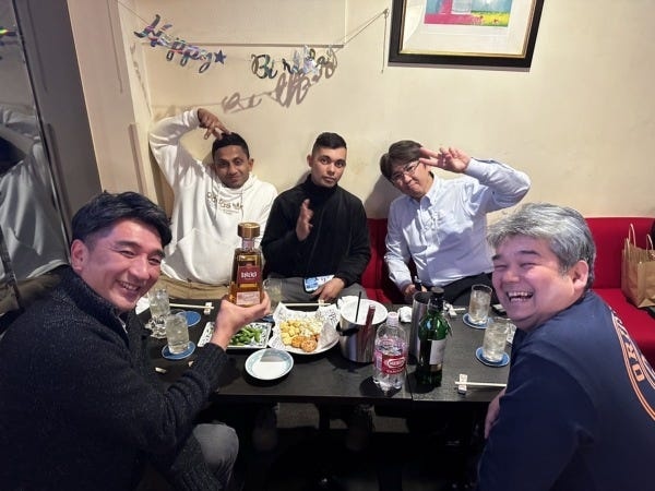 みんなでご飯を食べに行った時の写真。オンとオフをしっかり切り替えて、社員同士との交流も大切にしています。