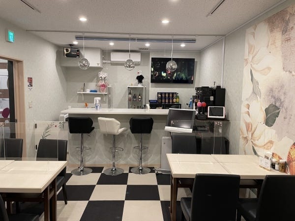 主にスタッフはカウンター内にいます。