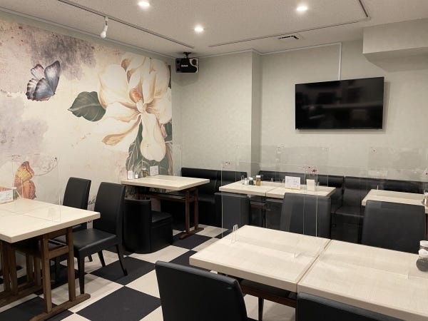 カラオケができる防音室とカラオケが苦手な人が利用できる部屋の2ルームあります。