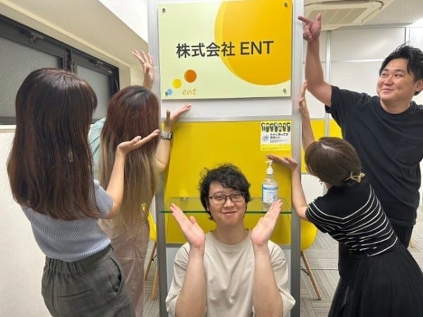 弊社では個性の尊重を重視しております！服装自由！髪色自由！ネイル・ピアスなども自由です！お仕事終わりに遊びに行けちゃう格好でOK！