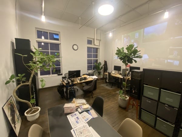 オフィスはレトロな内装で、神戸ならではの落ち着いた空間でお仕事できます。