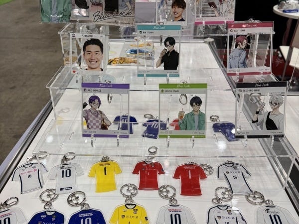 自社工場で生産しているアクリルキーホルダー、アクリルスタンドです。某有名アイドルグループのグッズなどの実績多数あります。