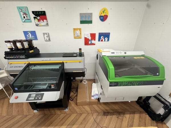 自社のUVプリンターとレーザー加工機。日産１０００個以上できる設備を完備してます。生産から出荷までの完成品を作ってます。