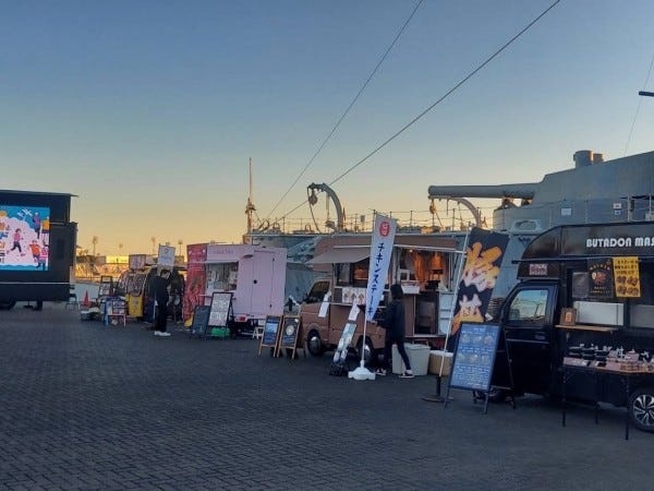 豚丼キッチンカーの販売スタッフ（土日祝のみ・普通免許必須）