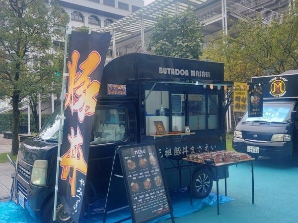 豚丼キッチンカーの販売スタッフ（土日祝のみ・普通免許必須）