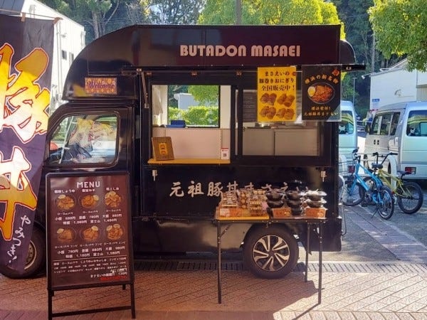 豚丼キッチンカーの販売スタッフ（土日祝のみ・普通免許必須）