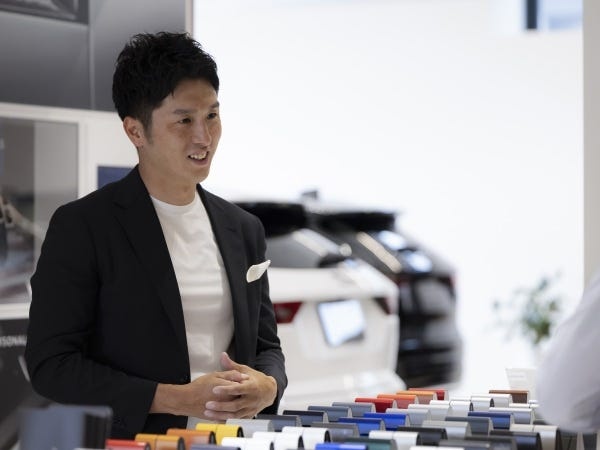 洗練されたデザインの空間、美しいラウンジ、そして輝く展示車。