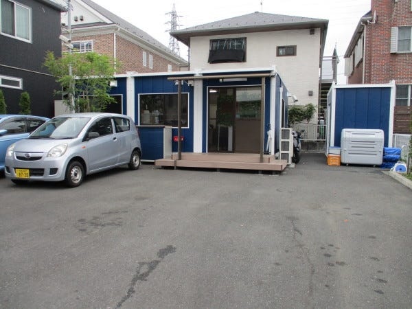 ここには、主に作業車が止められます。社員の通勤車は隣に駐車場があります。