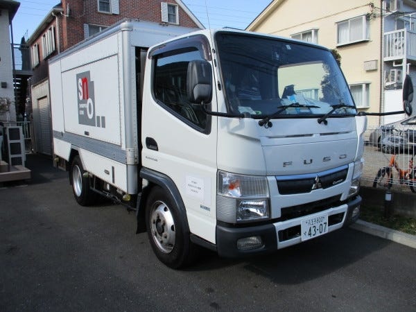 グリストラップ清掃に使うバキュームカーです。4台有ります。　一見すると何の車か判りませんが、職業上お客様に配慮した仕様にしています。