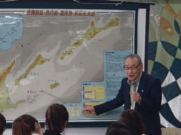 全国の学生が、元島民から北方領土での暮らしやソ連兵の侵攻などの体験を聞いていきます。
