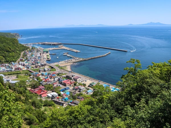 羅臼町は山と海に挟まれた町で、大自然の中でいきいきと住民が暮らしています。眼前には北方領土の国後島も見ることができます。