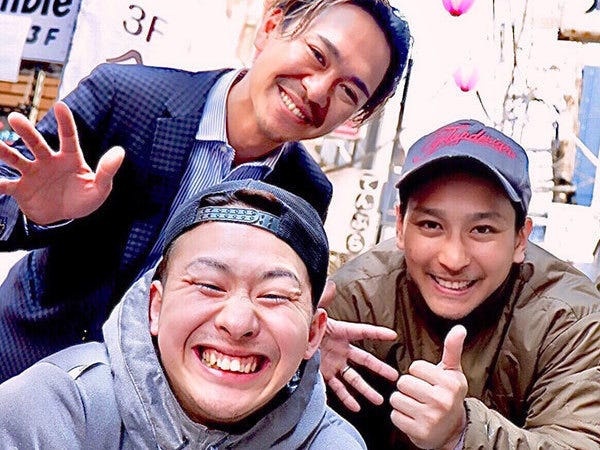 左上が私、代表の西村です。一見「コワい…」と思われがちですが、一緒に働いてる2人からは「ひょうきんな人」って言われてますよ（笑）