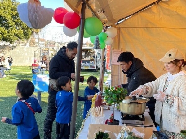 コートでは様々なイベントも。その際は事務スタッフ含めた全スタッフがサッカー（スポーツ）好きという共通の繋がりで一丸となり地域を盛り上げます。