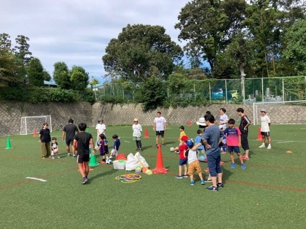 自コートではスポーツ振興事業として、個人参加フットサル・サッカー（大人、Jr.あり）、親子サッカー教室、キッズ運動教室など開催