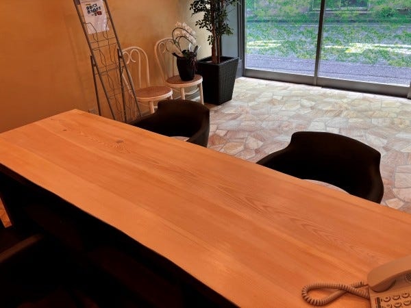 店内は相談していただきやすいよう明るく落ち着いた雰囲気の内装にしております。
