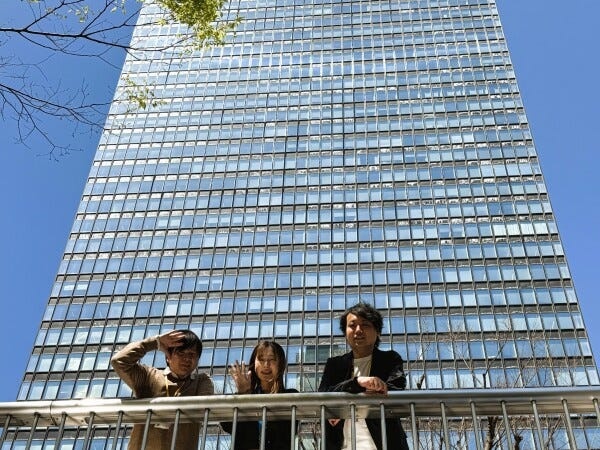 新宿本社は新宿駅から直結です。オフィスも綺麗で45階からの景色は圧巻です。