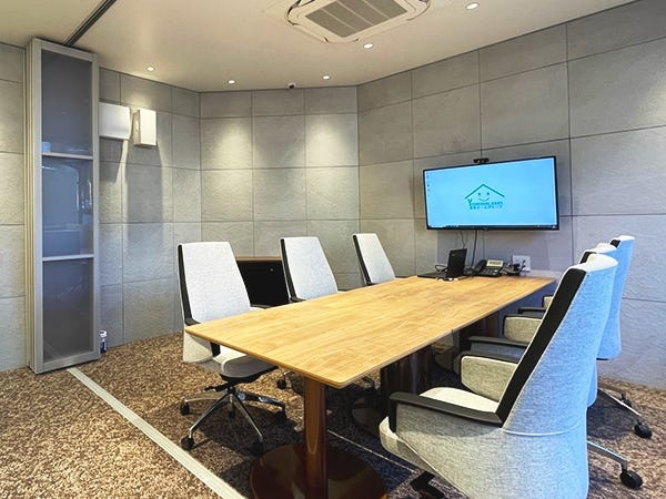 明るい店舗で、お客様の希望に沿った物件をご紹介します。環境が整った会議室も完備で商談もバッチリ◎