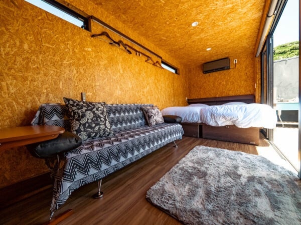 お客様からも好評のトレーラーハウス！まるで自分だけの「海の家」のような空間です。