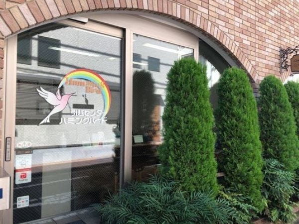 綺麗な自社ビルの１階に事務所があります