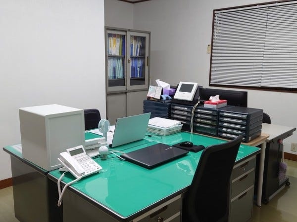 総務経理が仕事をする事務所。そばに先輩社員がいるので、いつでもフォローできる環境です。