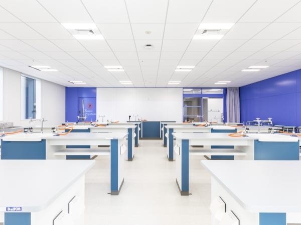 インターナショナルスクール受付スタッフ（PCスキル必須）