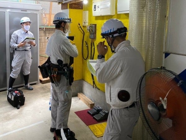 研修所で基本動作の確認風景