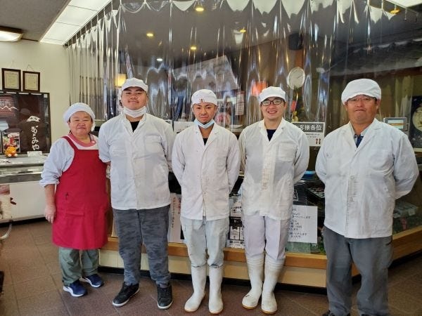 幅広い世代のスタッフが働いていてアットホームな職場です。ぜひ一緒に働きましょう♪