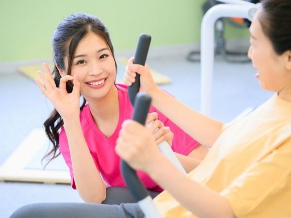 メンバーの皆さんに、簡単な運動指導を行っていただきます。円周上に並んだ運動器具を、安心・安全に、そして楽しく使ってもらうサポートです。