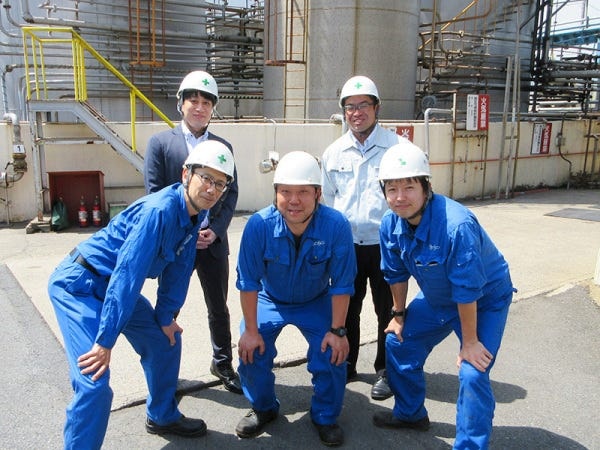 【先輩が一緒】同じ工程を手がける先輩が4名前後いますし、入社後約6ヶ月は先輩と一緒に業務を進めます。だから経験は問いません。