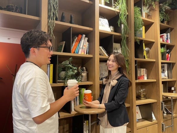 オフィスにはカフェスペースも併設していますので休憩はもちろん同期とランチなども可能♪