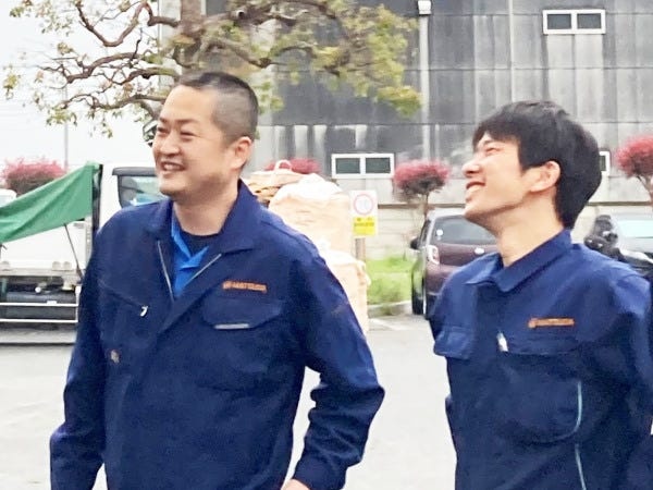 若手社員がのびのび働いているのも当社の特徴の1つ。「昨日、こんなことがあってさ～」と雑談で笑いあうのは、よくある光景です。