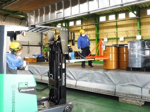 多くの場合、倉庫スタッフが積み込んでくれます。その間に、伝票にないものが積み込まれないかをチェックすることがドライバーの大切な仕事です。