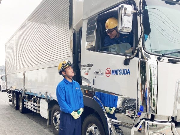 ベテランの先輩が教育担当になって教えます。「トラックの運転は初めて」というスタッフでも安心して成長できる環境です。