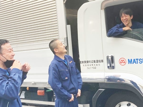 「お～おかえり。仕事終わったら、どっか食べにいこうよ」「いいね～」と盛り上がる社員たち。仕事以外でも交流がある社員は多いです。