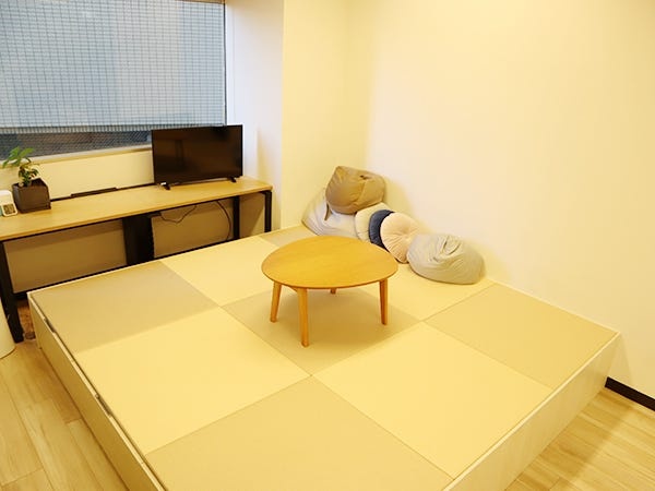 オフィス内にある休憩スペース。休憩時間には、ゲームやバンド活動、テニス、スポーツ観戦など、お互いの趣味について話しています。