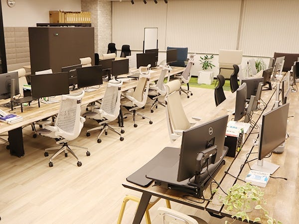 広々とした執務スペース。先輩との距離が近く、困ったときにすぐに相談しやすいのがポイントです。